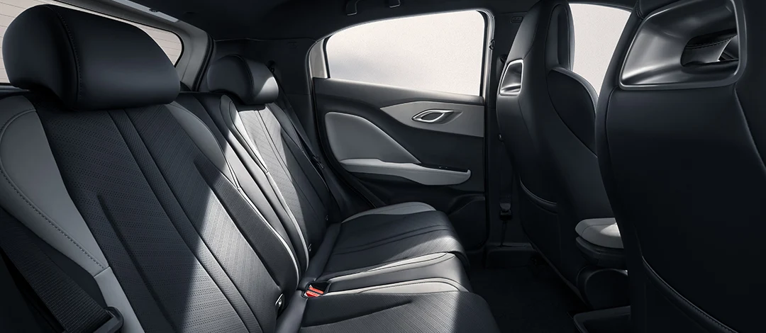 Interior modern BYD Dolphin dengan layar panoramic